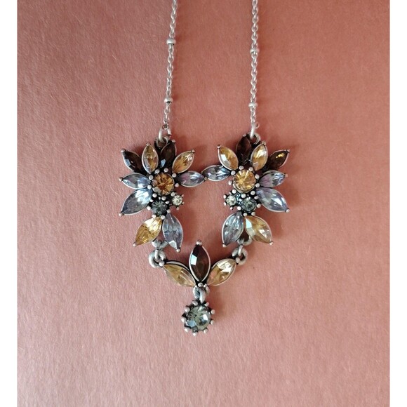 Avon Sparkling Floral Necklace Statement Jewelry Silver Tone Crystal Boxed Gift - Picture 4 of 16